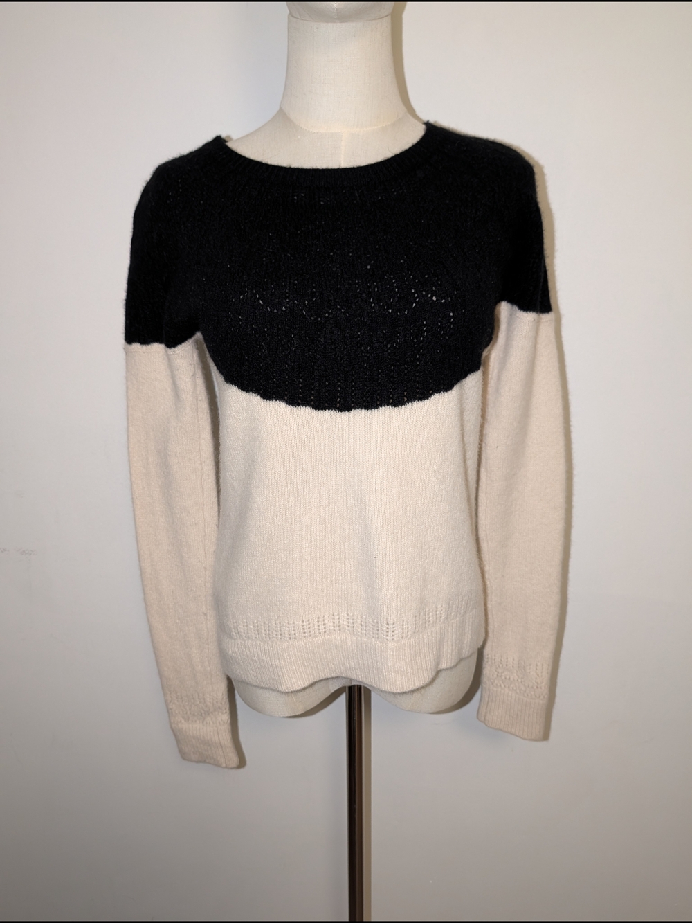 Cashmere Colorblock Scoops Neck Sweater in Black and Cream